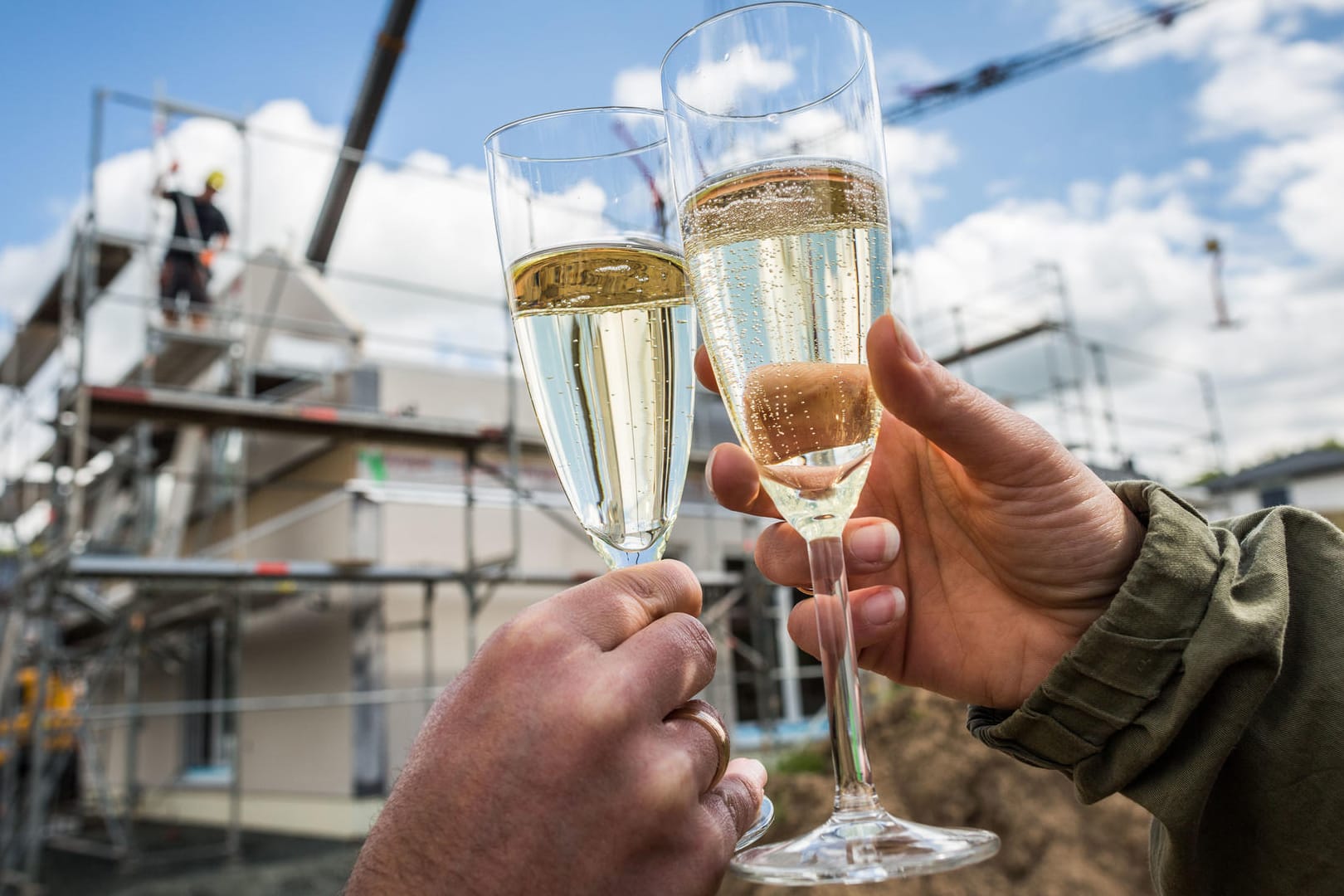 Geschafft – bis Bauherren mit ihren Hausbau beginnen können, vergeht oft viel Planungszeit. Geschafft – bis Bauherren mit ihren Hausbau beginnen können, vergeht oft viel Planungszeit.