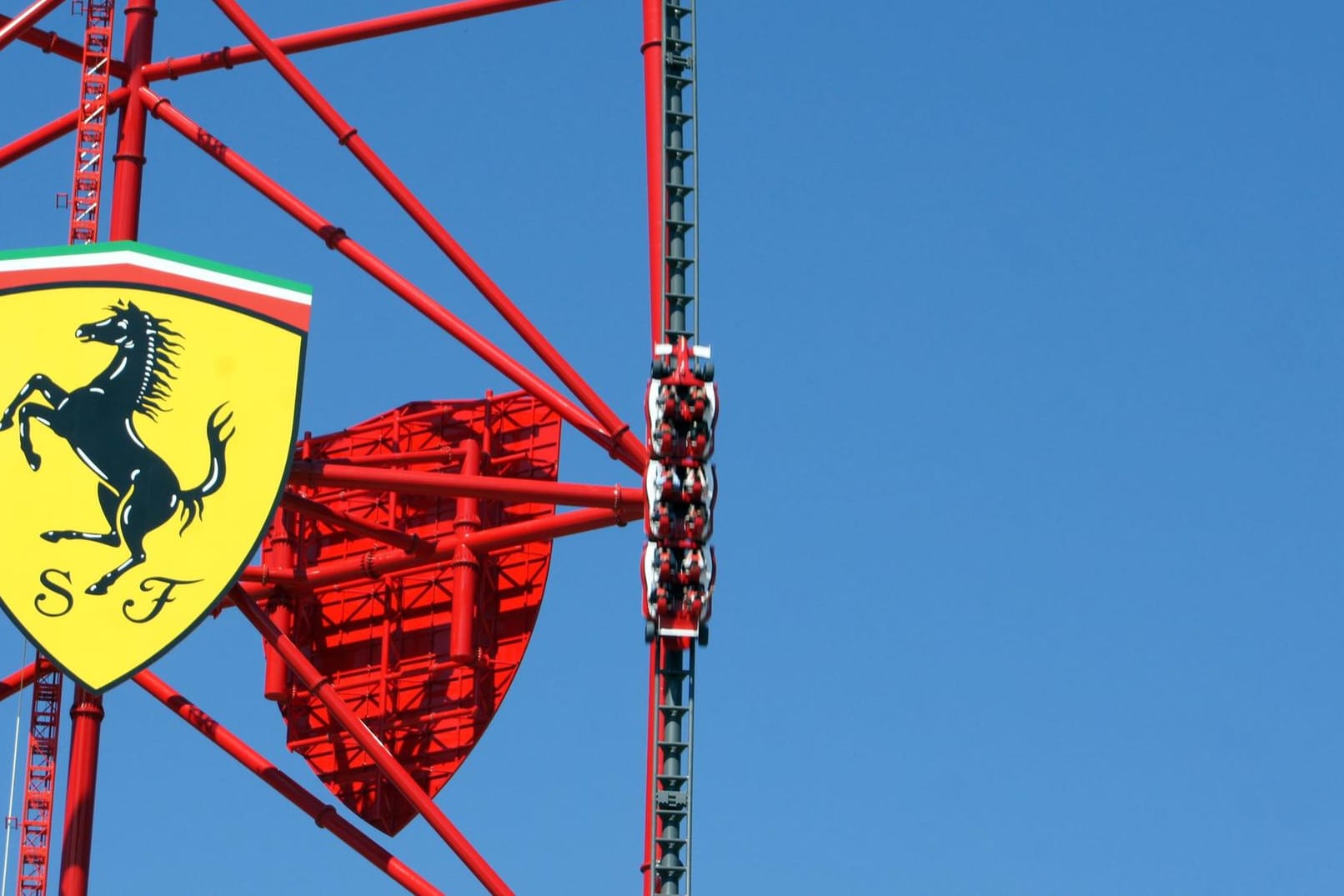 «Red Force», der höchste und schnellste Vertikalbeschleuniger Europas im neuen Freizeitpark Ferrari Land