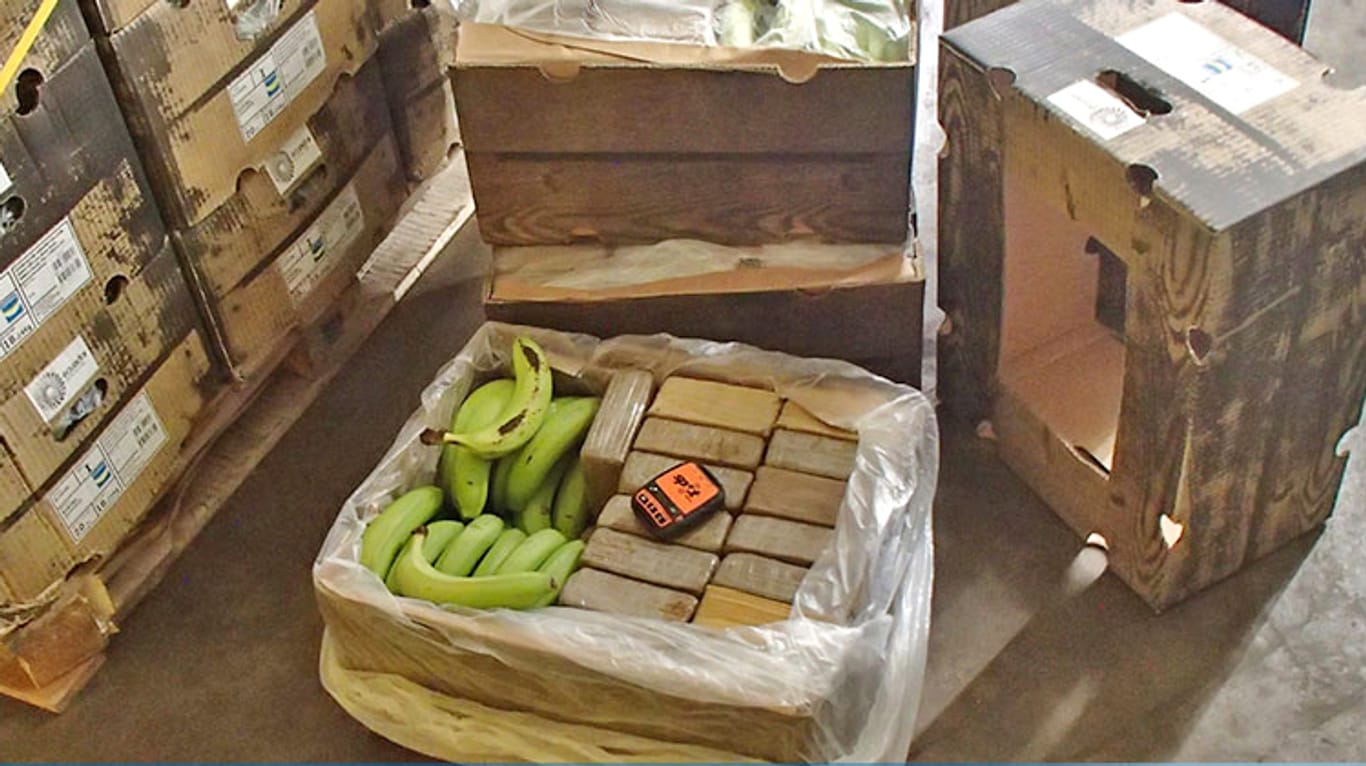 Eine der sichergestellten Bananenkisten voller Drogen. Ein Peilsender sollte die Drogen leichter auffindbar machen.