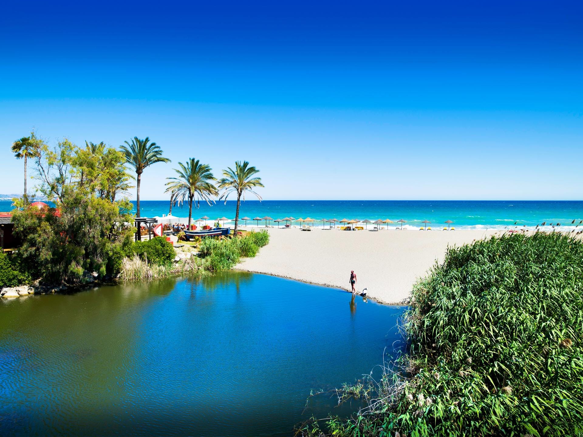 Strände wie Nikki Beach oder Bounty Beach sind legendär. Marbella bietet aber auch verstecktere Buchten.