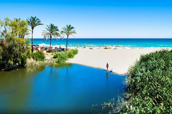 Strände wie Nikki Beach oder Bounty Beach sind legendär. Marbella bietet aber auch verstecktere Buchten.