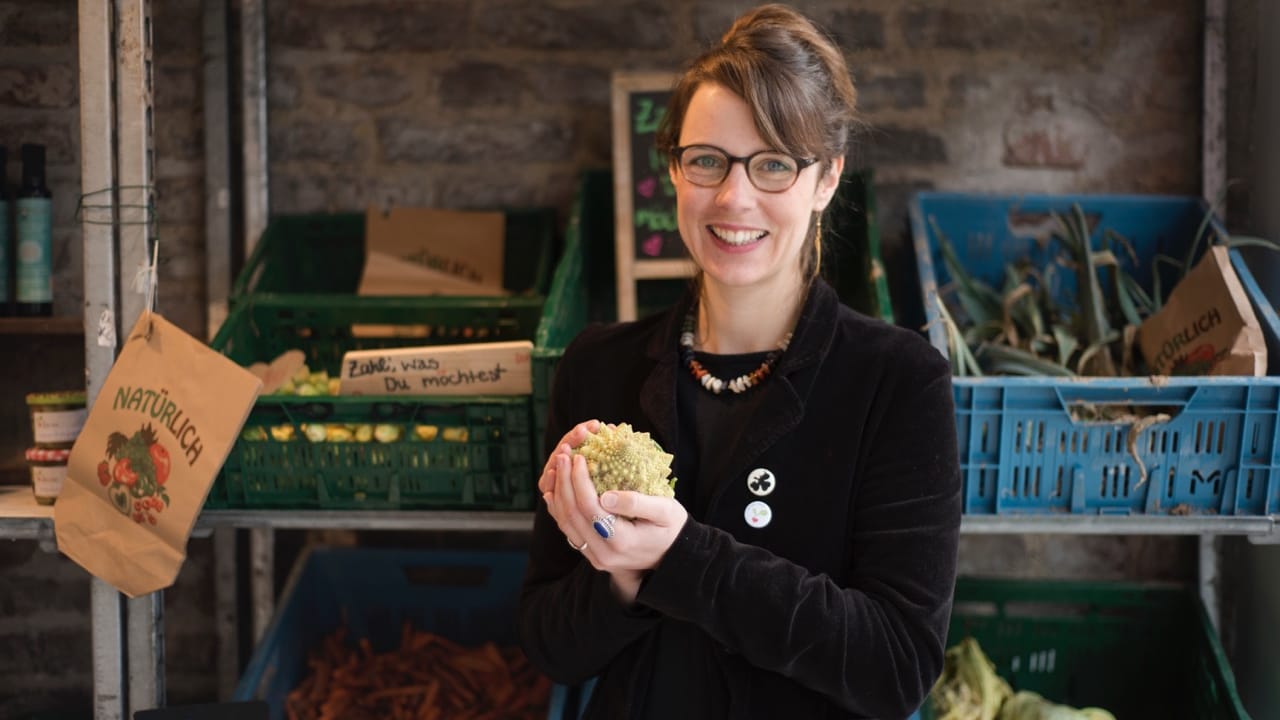 Nicole Klaski steht in ihrem Laden "The Good Food" in Köln.