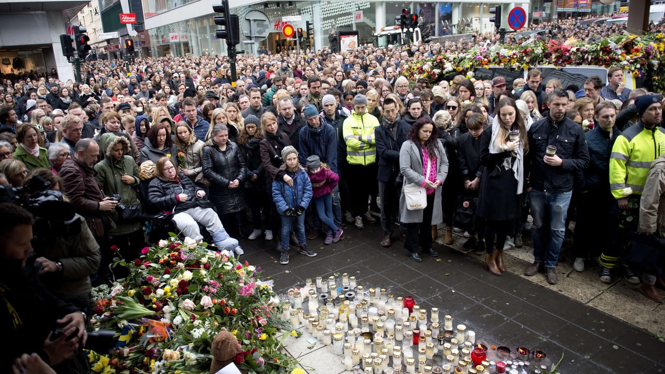 Nach dem Anschlag in Stockholm trauerten tausende Menschen.