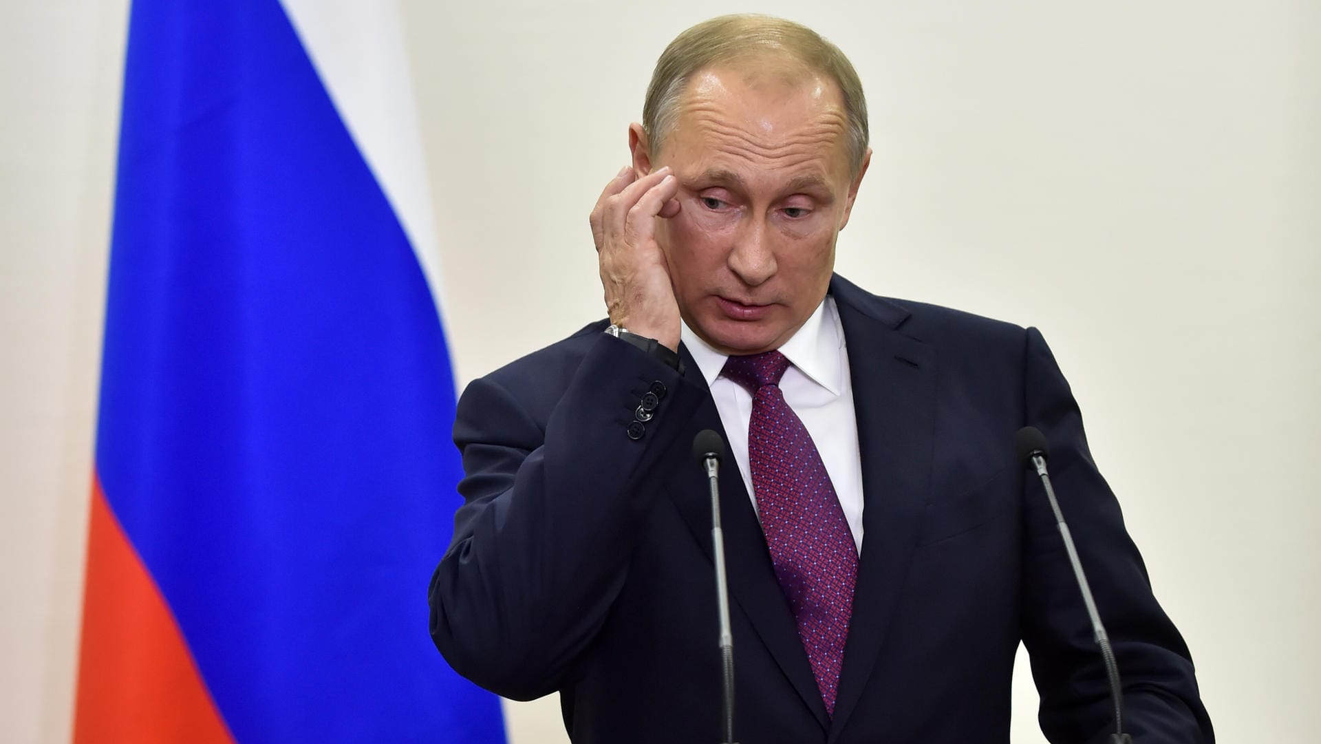 Trotz internationaler Kritik hält Präsident Wladimir Putin bislang die schützende Hand über den syrischen Staatspräsidenten Baschar al-Assad. Trotz internationaler Kritik hält Präsident Wladimir Putin bislang die schützende Hand über den syrischen Staatspräsidenten Baschar al-Assad.