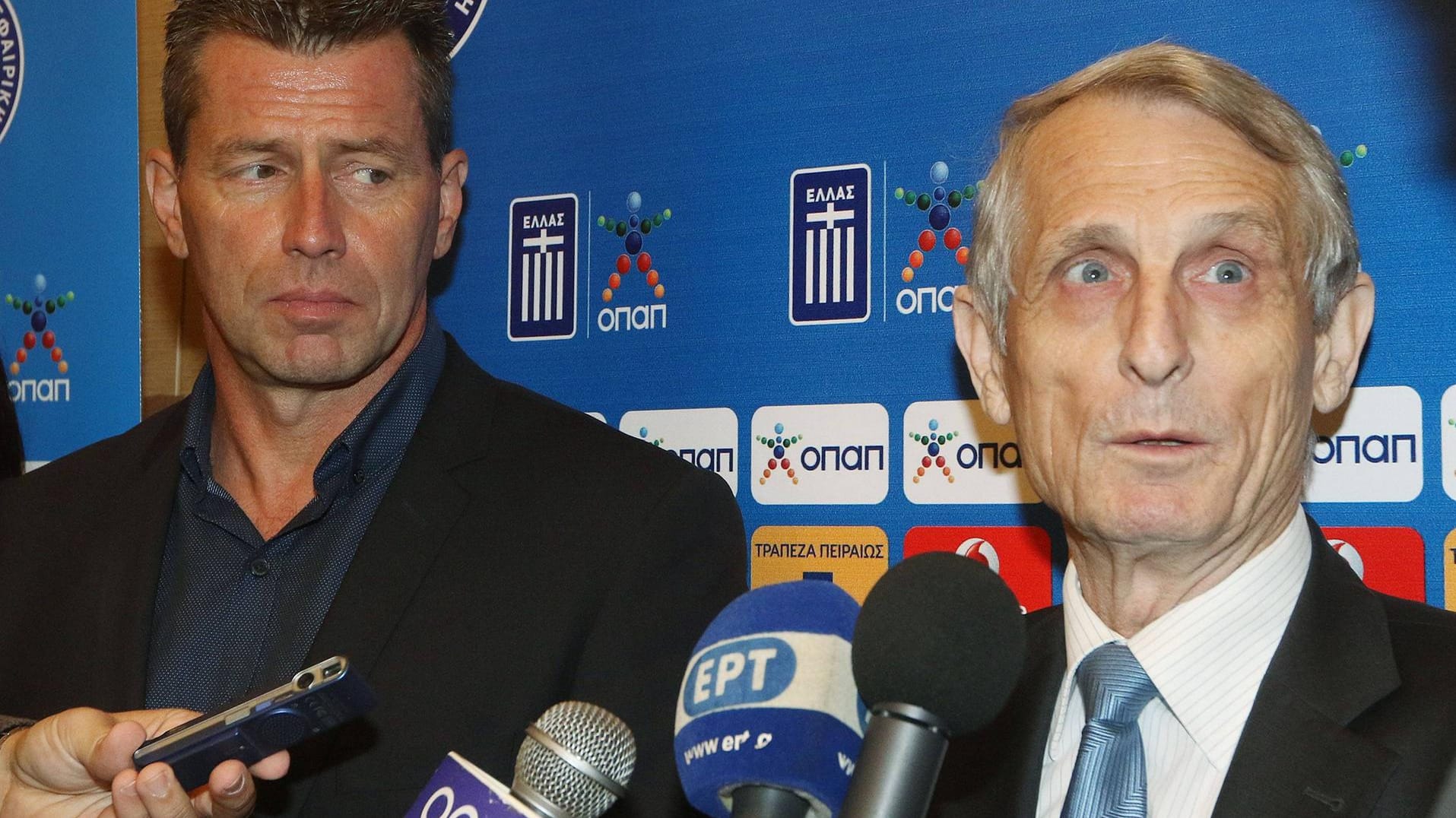 Griechenlands Nationaltrainer Michael Skibbe und der mittlerweile zurückgetretene Verbandspräsident Giorgios Girtzikis. Griechenlands Nationaltrainer Michael Skibbe und der mittlerweile zurückgetretene Verbandspräsident Giorgios Girtzikis.