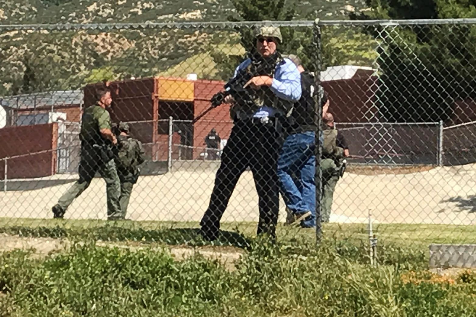 Sicherheitspersonal sichert die North Park School Elementary School in San Bernardino nach einer Schießerei.