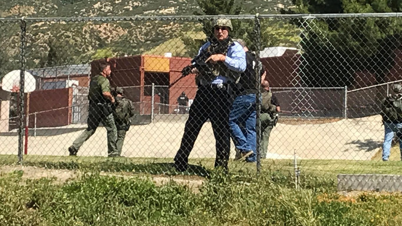 Sicherheitspersonal sichert die North Park School Elementary School in San Bernardino nach einer Schießerei.