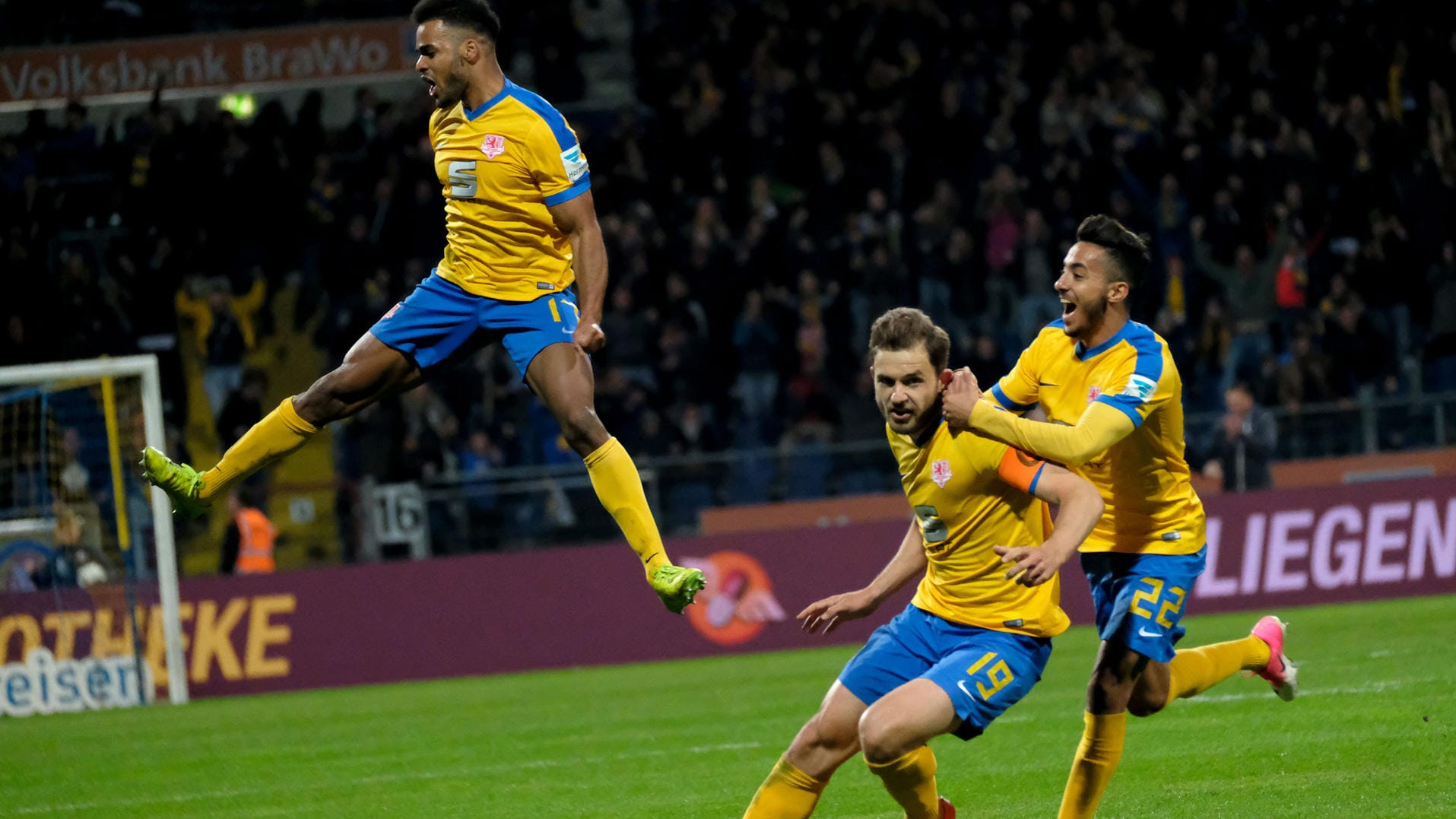 Braunschweigs Ken Reichel (M) bejubelt seinen Treffer zum 1:0 gegen Dynamo Dresden mit Salim Khelifi (r) und Phil Ofosu-Ayeh. Braunschweigs Ken Reichel (M) bejubelt seinen Treffer zum 1:0 gegen Dynamo Dresden mit Salim Khelifi (r) und Phil Ofosu-Ayeh.