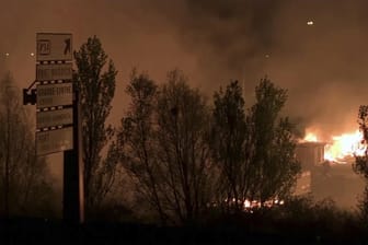 Nach Unruhen in einem Flüchtlingslager in Grand-Synthe in Nordfrankreich ist die Wohnanlage in der Nacht zum Dienstag vollständig niedergebrannt.