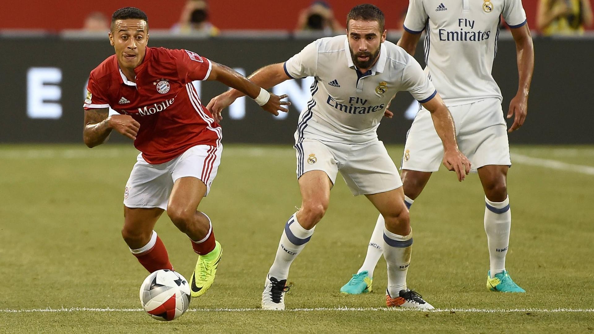 Bayerns Thiago (l.) gegen Reals Dani Carvajal.