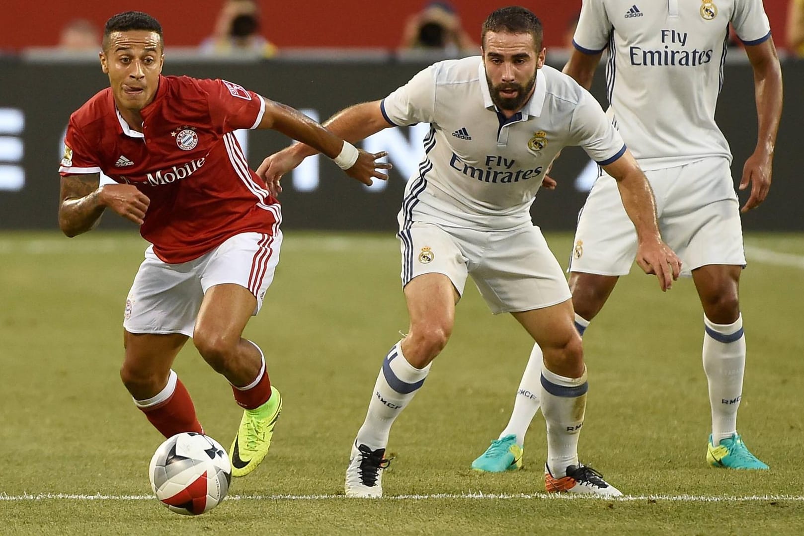 Bayerns Thiago (l.) gegen Reals Dani Carvajal.