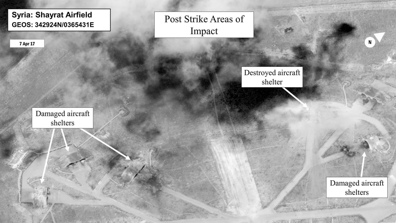 Die Satellitenaufnahme des US-Verteidigungsministeriums zeigt eine Übersicht des syrischen Luftwaffenstützpunktes Shayrat nach dem US-Luftschlag