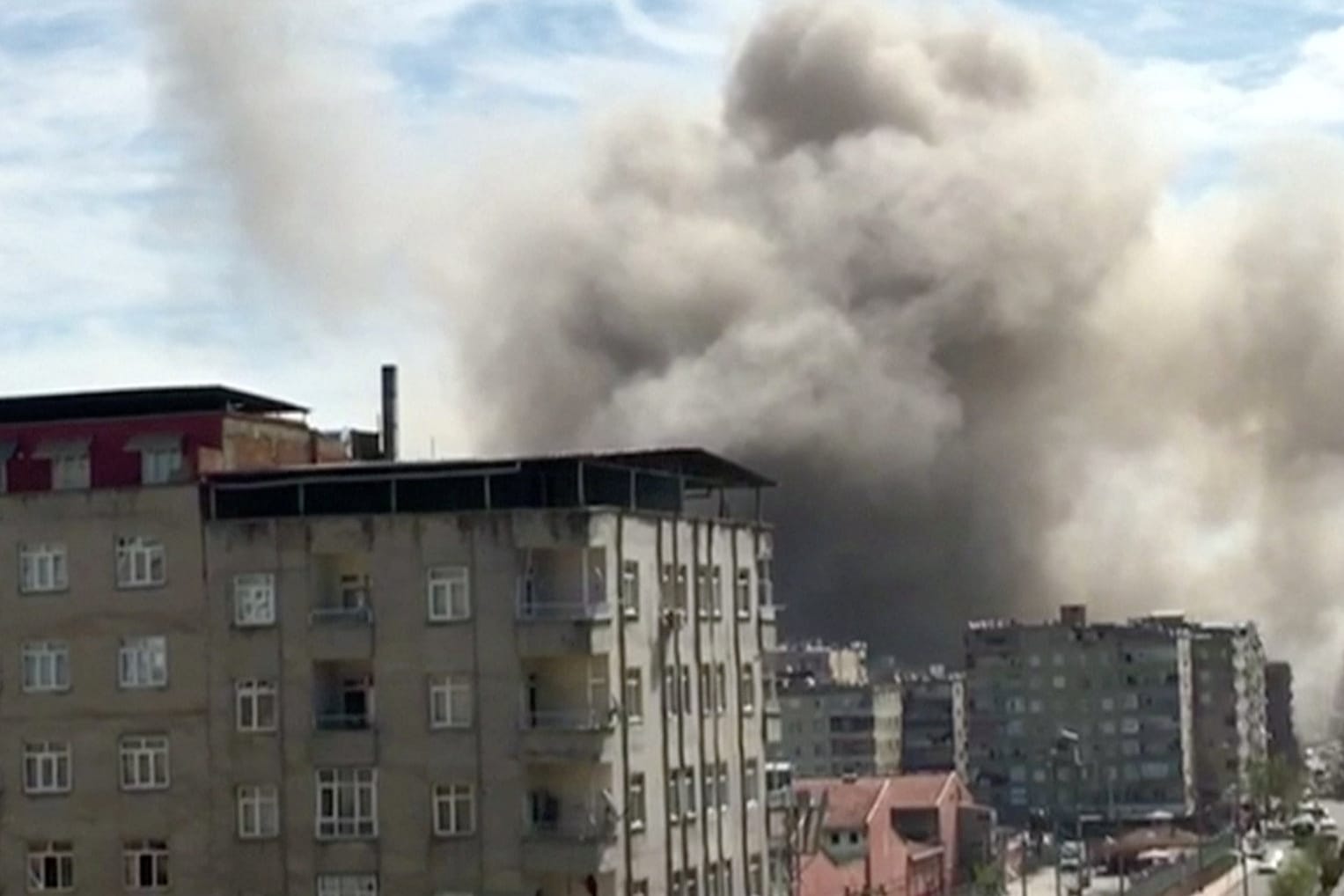 Nach der Explosion in Diyarbakir steigt eine Rauchwolke auf.