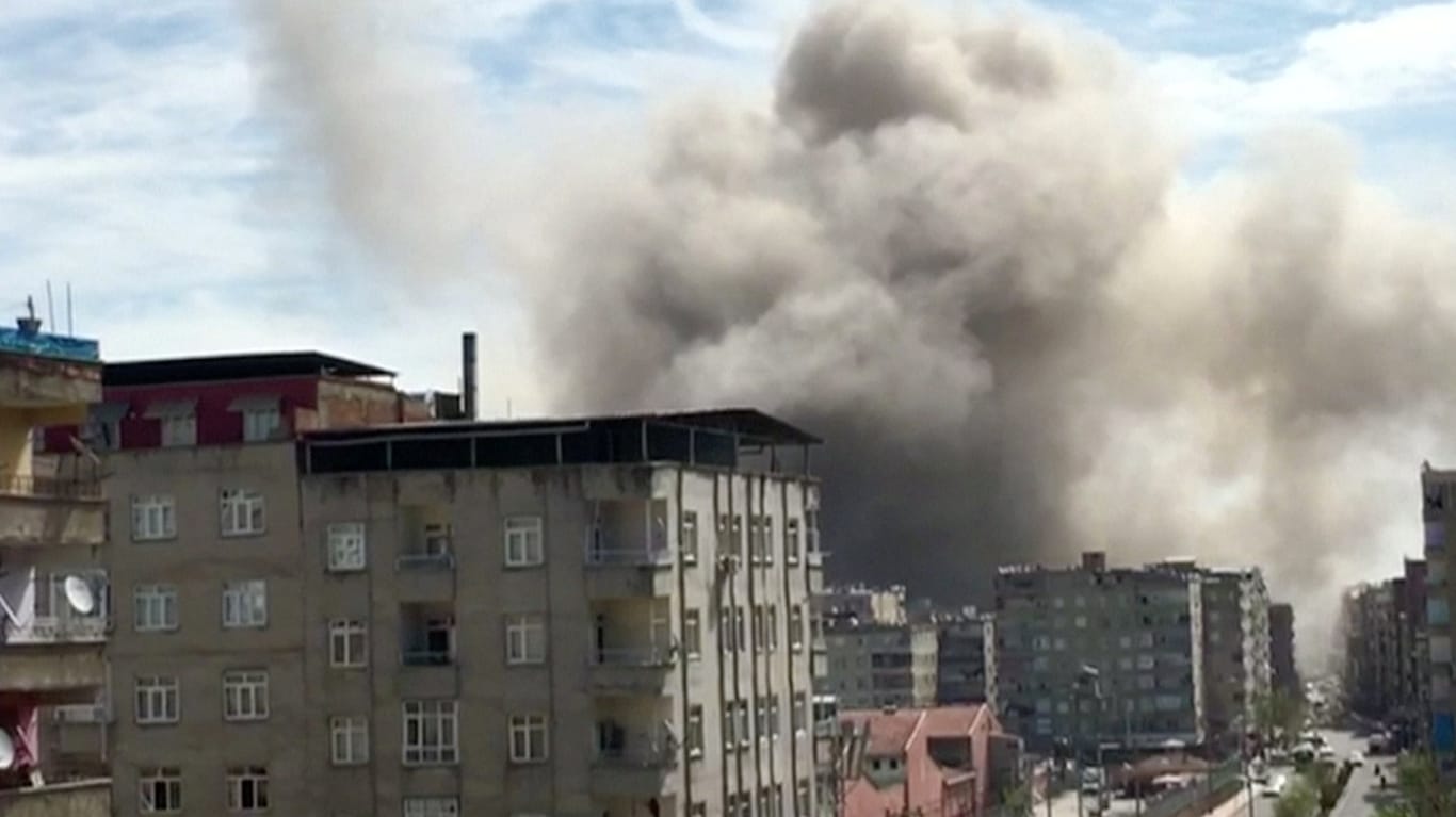 Nach der Explosion in Diyarbakir steigt eine Rauchwolke auf.