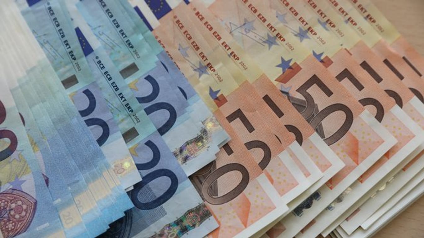Euro-Geldscheine in einer Filiale der Bundesbank.