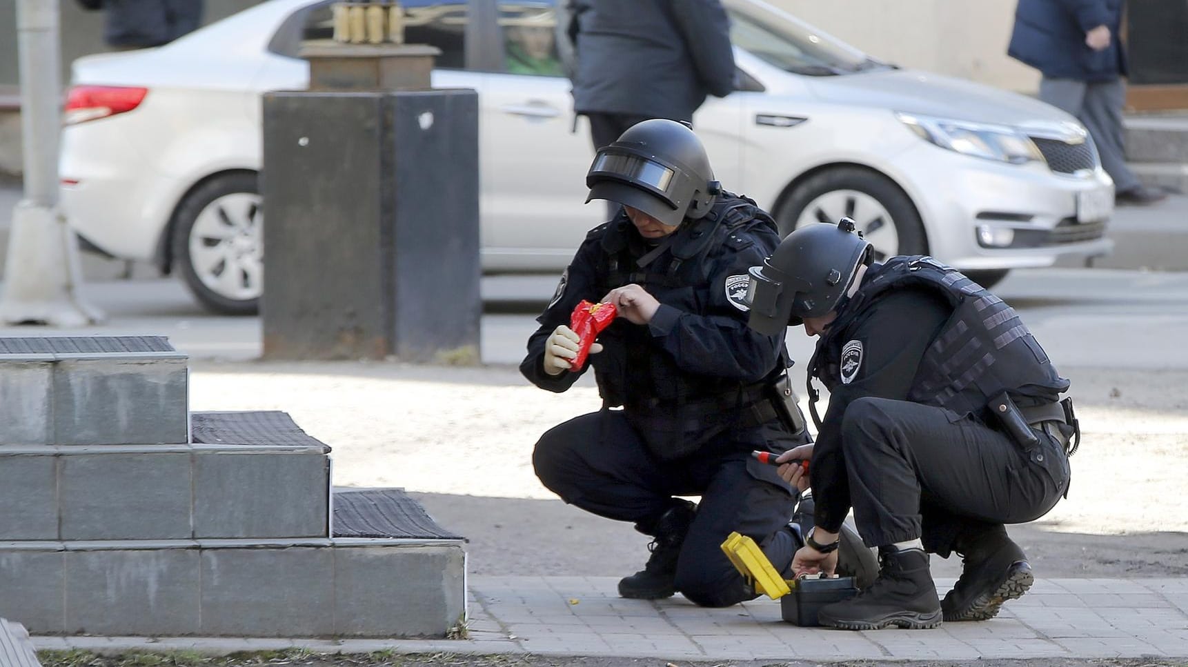 Sicherheitskräfte bei der Spurensuche nach dem Terroranschlag in Sankt Petersburg.