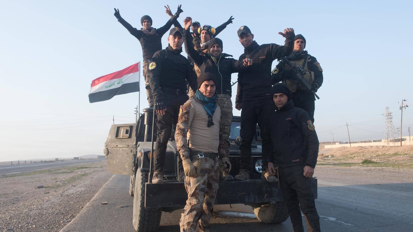 Irakische Spezial-Einheiten posen für ein letztes Gruppenfoto, bevor sie zur Kriegsfront transportiert werden.