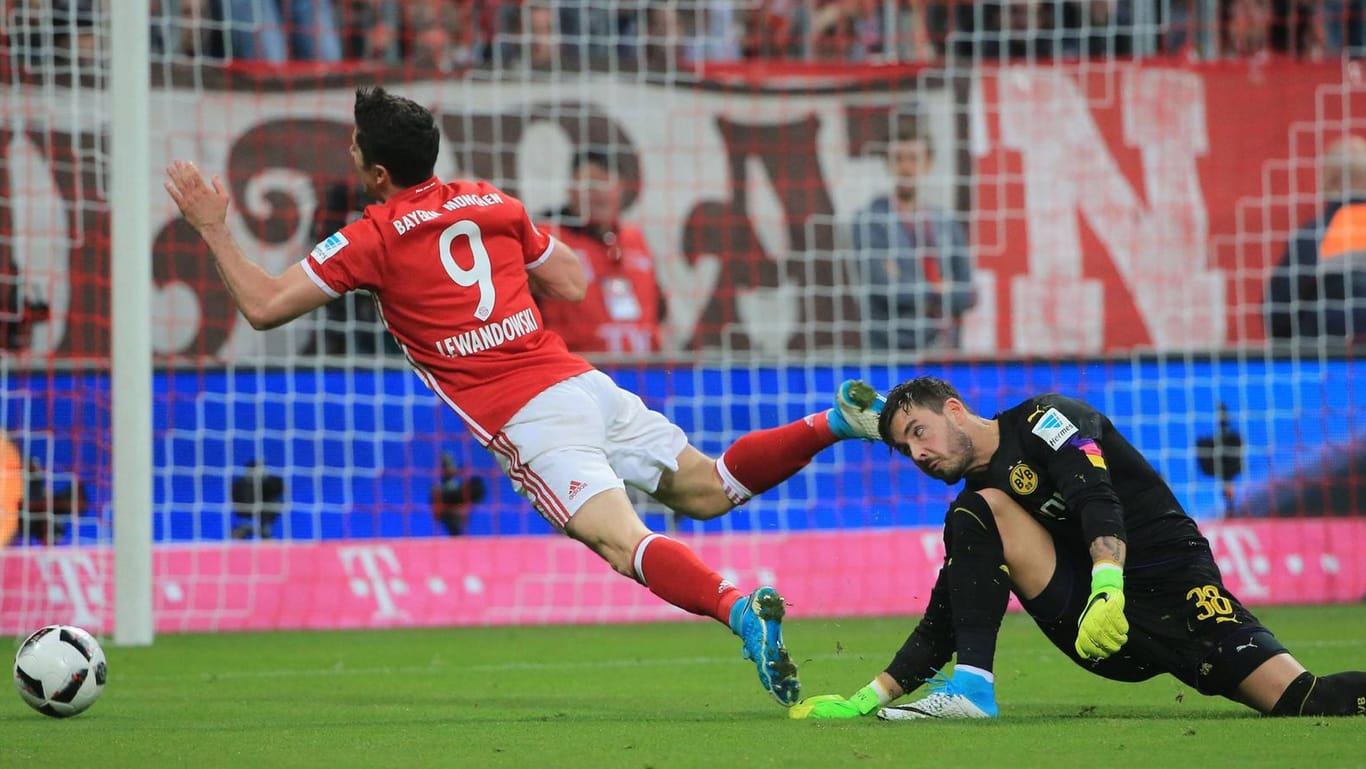 Schockmoment: In dieser Szene gegen BVB-Keeper Bürki zog sich Robert Lewandowski die Schulterprellung zu.