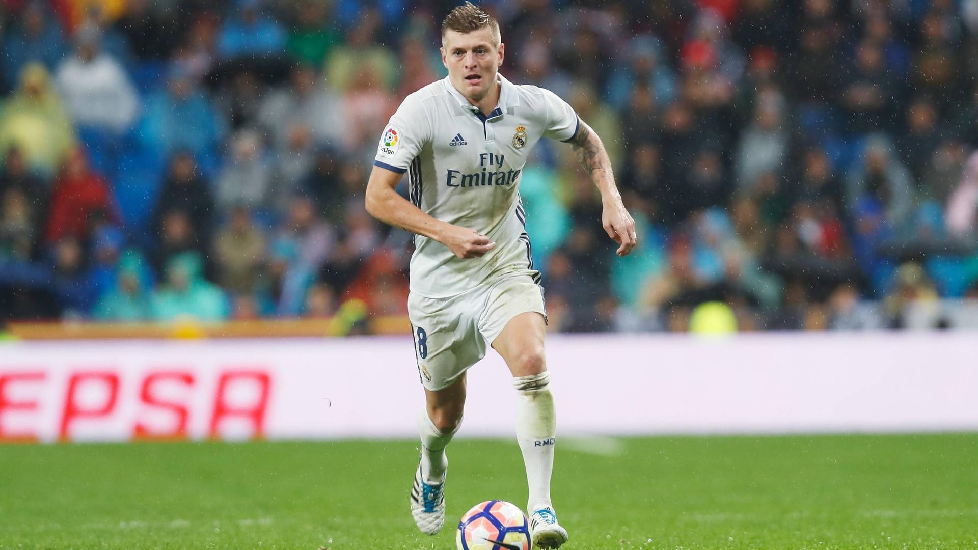 Toni Kroos hat in der laufenden Saison in 38 Pflichtspielen 15 Treffer der Königlichen direkt vorbereitet und zwei Tore selber erzielt.