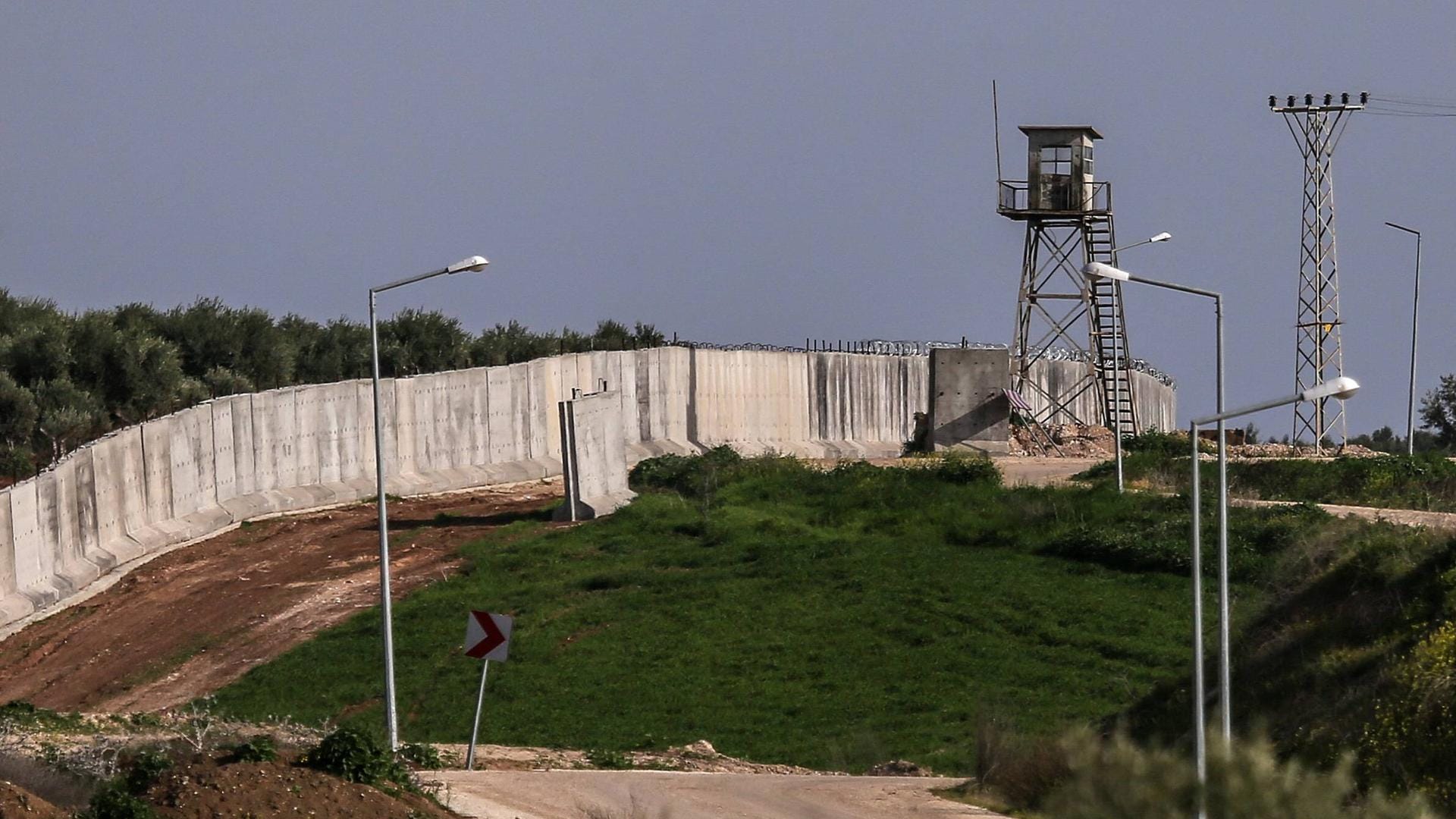 Die Mauer zwischen der Türkei und Syrien ist 556 Kilometer lang.