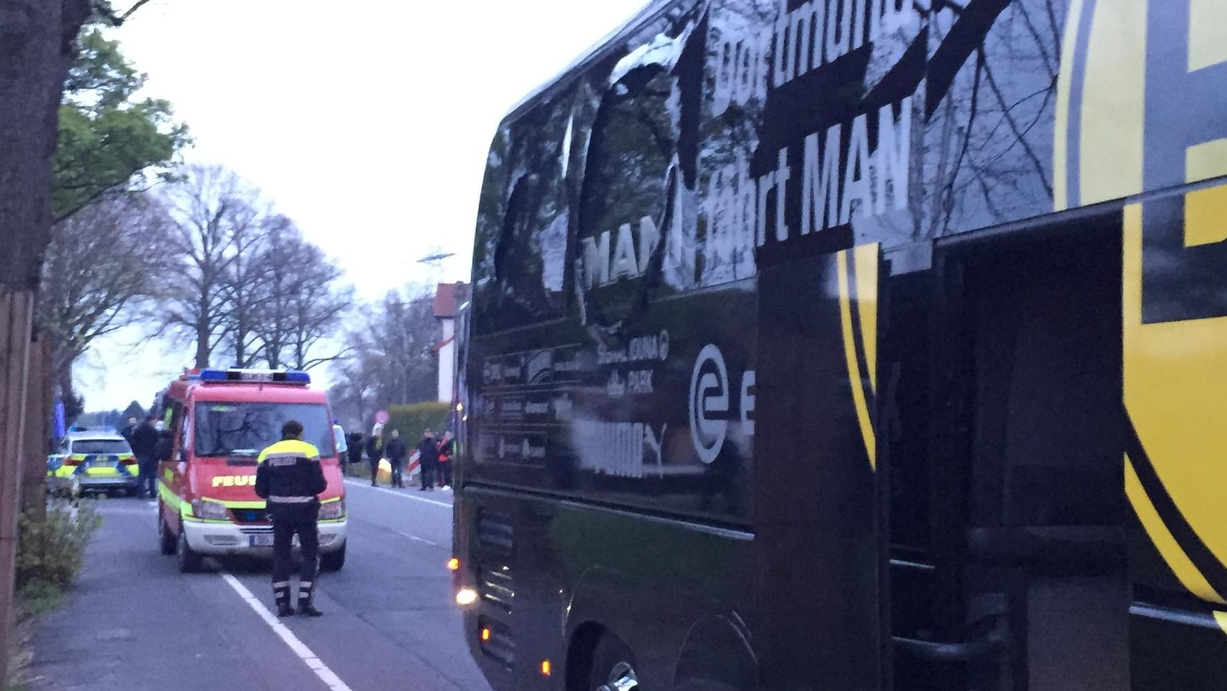 Die Sprengsätze zerstörten die Fensterscheiben des Busses. Das Panzerglas verhinderte offenbar Schlimmeres.