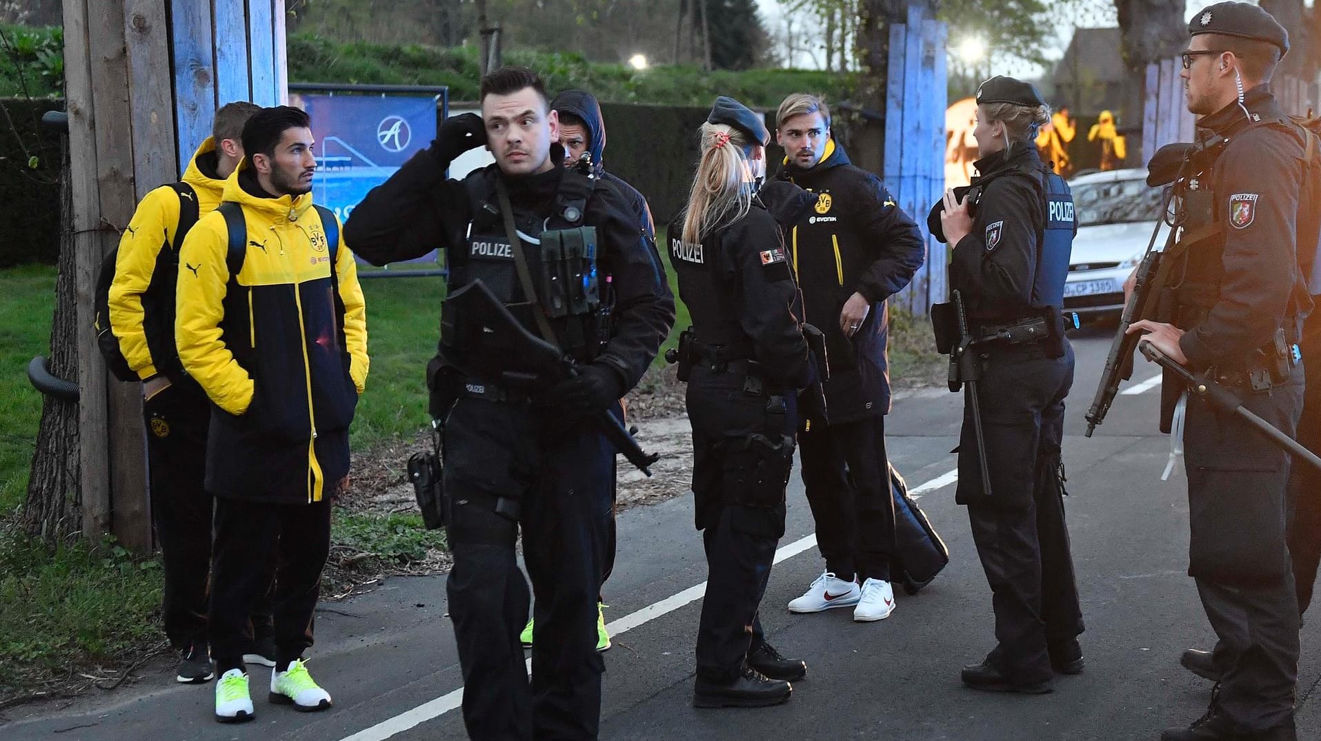 Polizisten befragen nach dem Anschlag die Spieler.