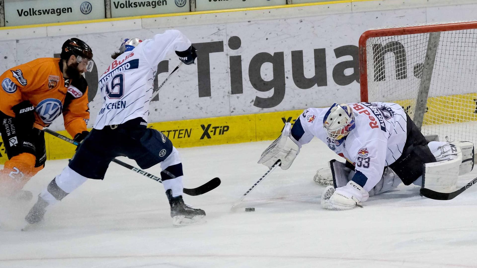 An Münchens Torwart Danny aus den Birken (r.) bissen sich die Grizzlys aus Wolfsburg besonders im Schlusssdrittel die Zähne aus.