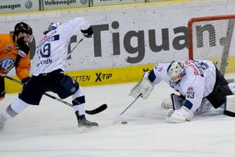 An Münchens Torwart Danny aus den Birken (r.) bissen sich die Grizzlys aus Wolfsburg besonders im Schlusssdrittel die Zähne aus.