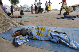 Ein schlafendes Kind in einem Flüchtlingslager im Südsudan.