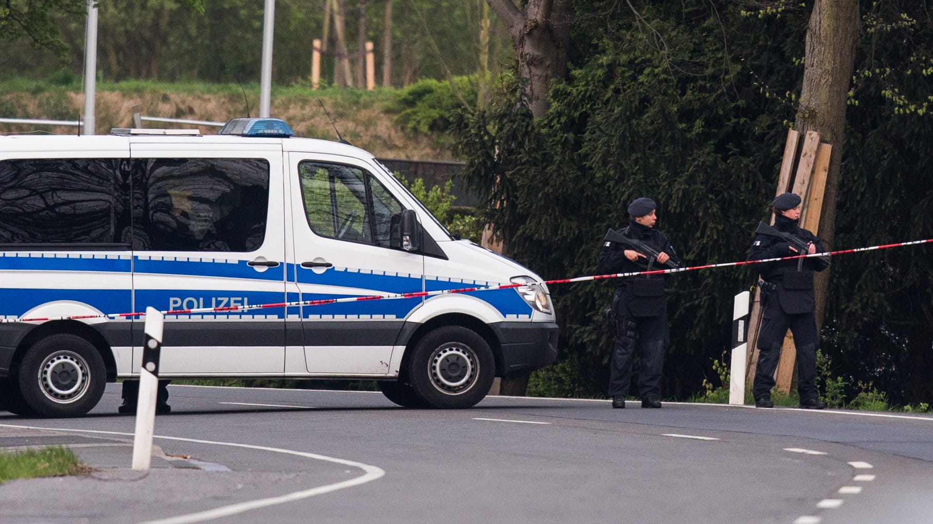 Polizeibeamte heute Morgen. Unweit der Straßensperre explodierten drei Sprengsätze.