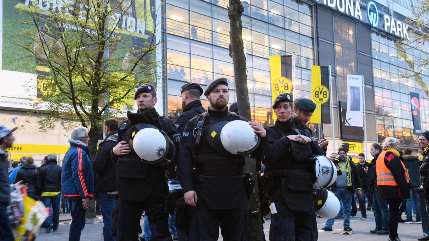 Die Polizei sicherte das Gebiet um das Dortmunder Stadion ab.