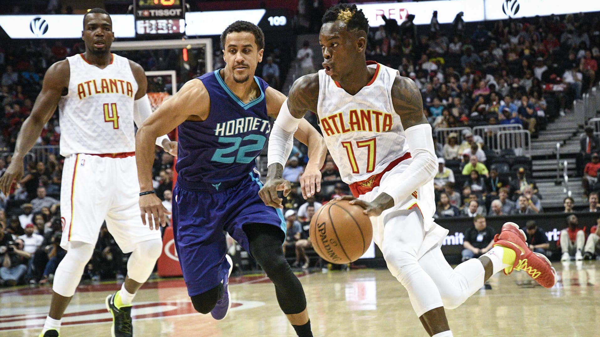 Dennis Schröder (r.) und die Atlanta Hawks stehen in den Playoffs.