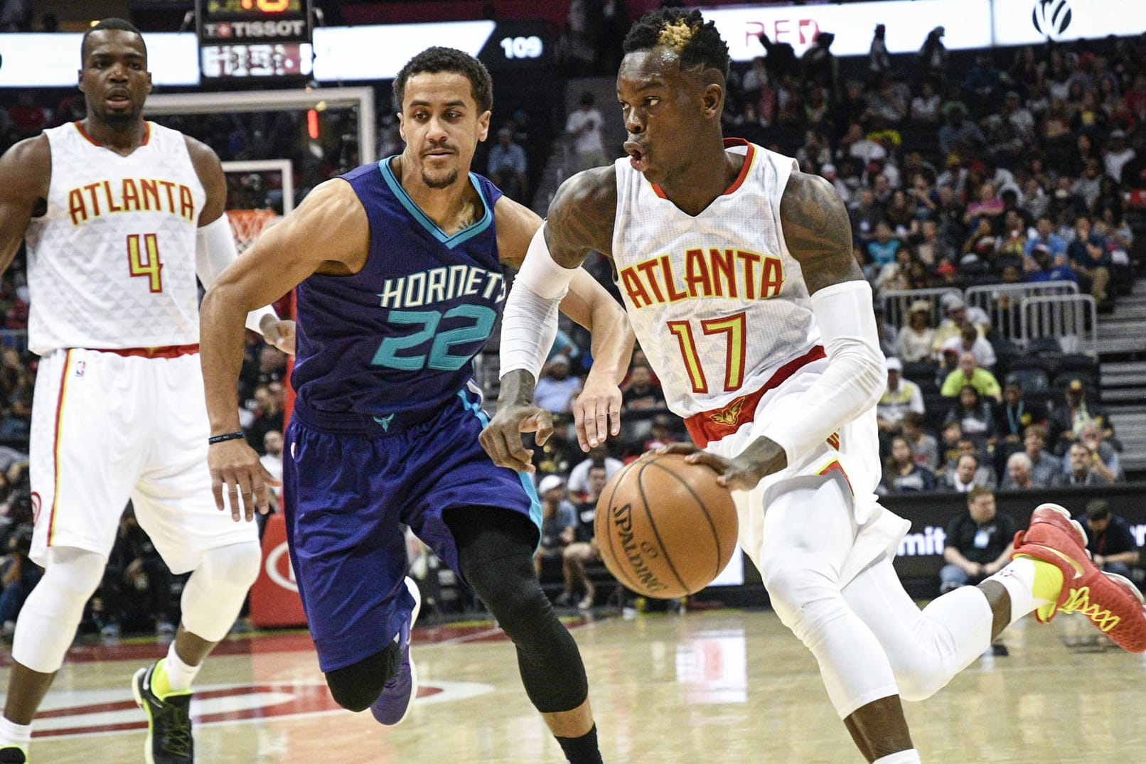 Dennis Schröder (r.) und die Atlanta Hawks stehen in den Playoffs.