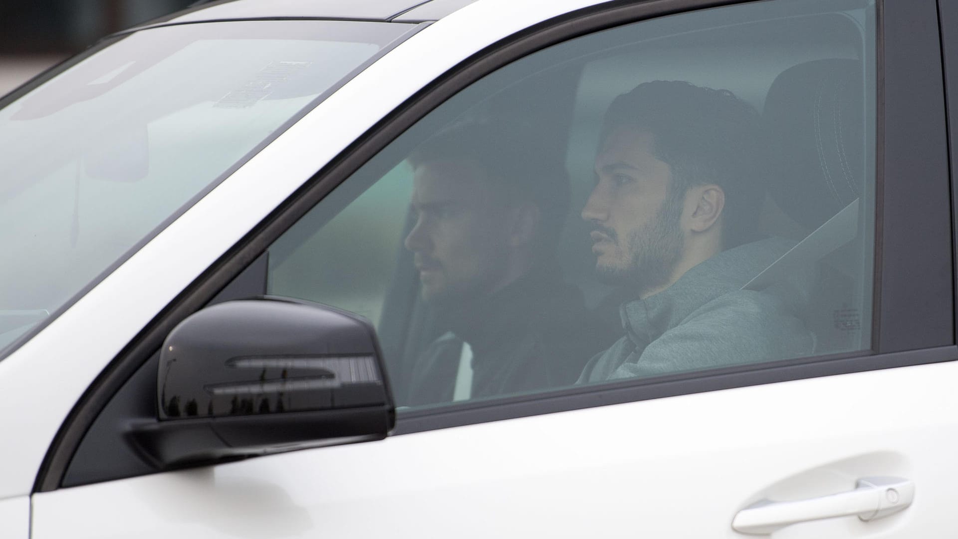 Marcel Schmelzer (l) und Nuri Sahin fahren auf das Trainingsgelände..