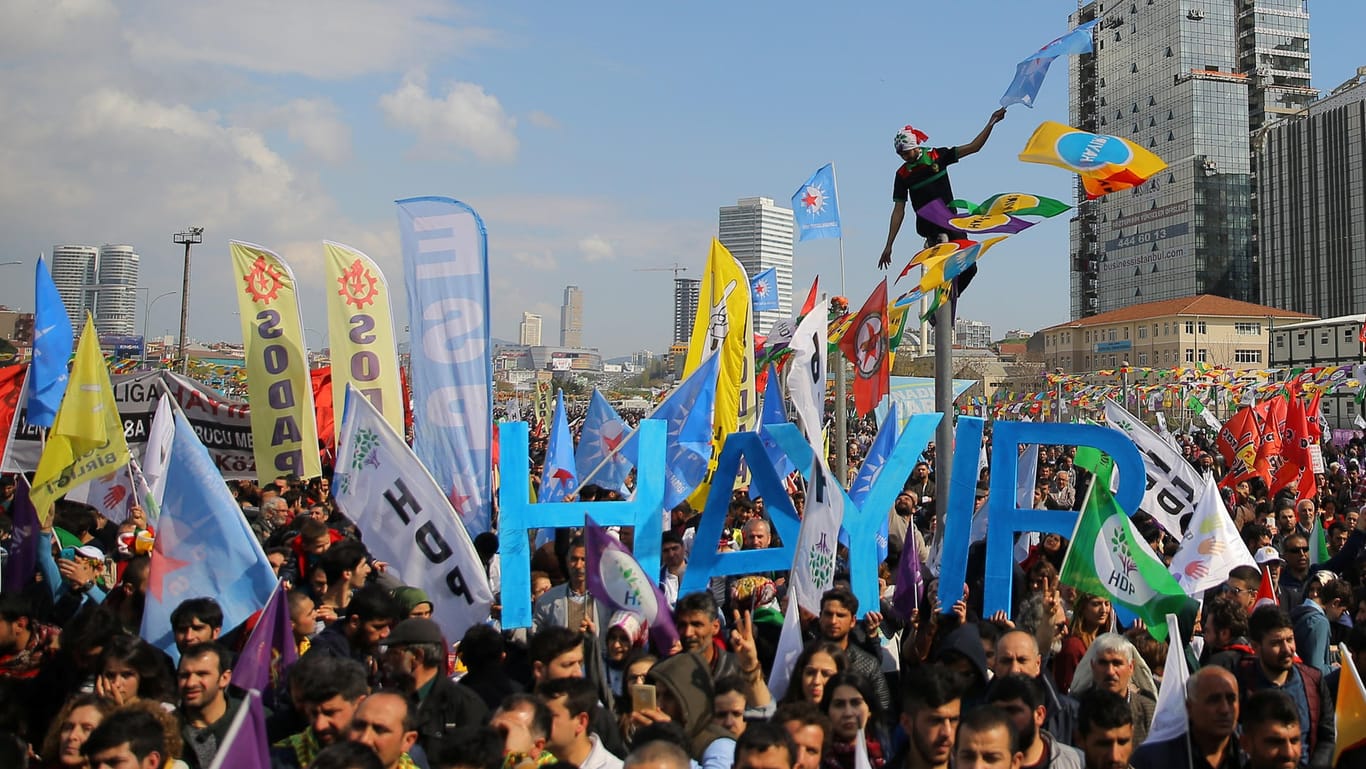 Die pro-kurdische Oppositionspartei (HDP) und Hayir-Unterstützer engagieren sich kreativ und mit Witz gegen das angestrebte Präsidialsystems Erdogans.