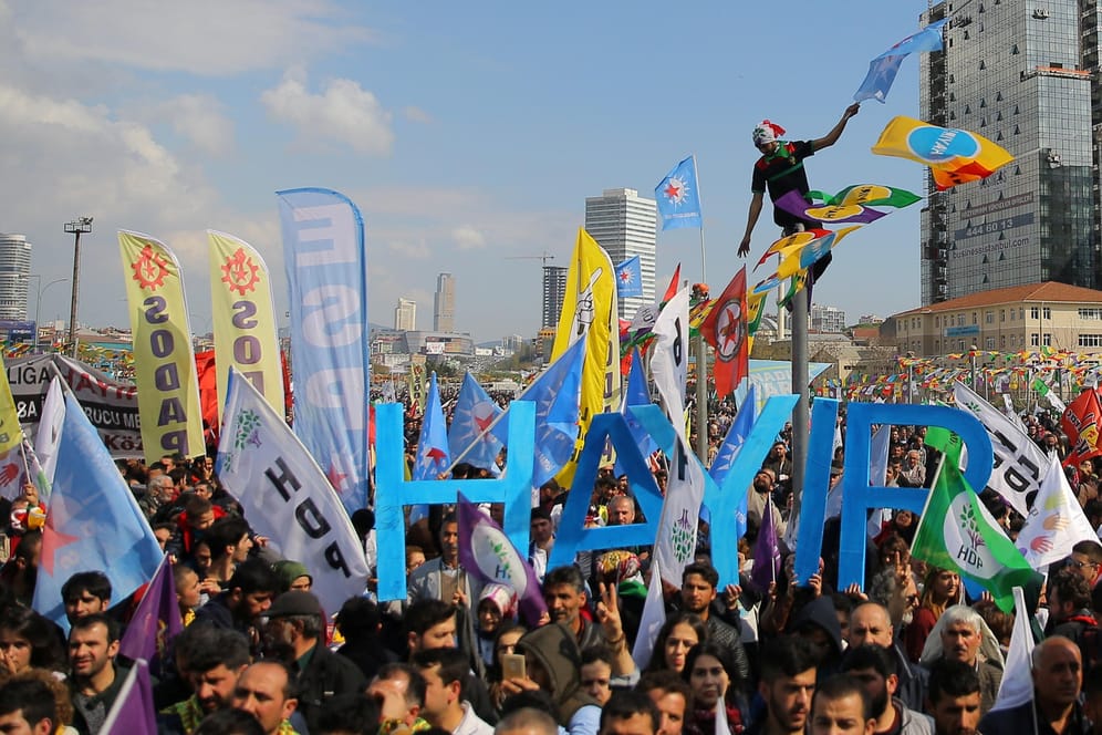 Die pro-kurdische Oppositionspartei (HDP) und Hayir-Unterstützer engagieren sich kreativ und mit Witz gegen das angestrebte Präsidialsystems Erdogans.