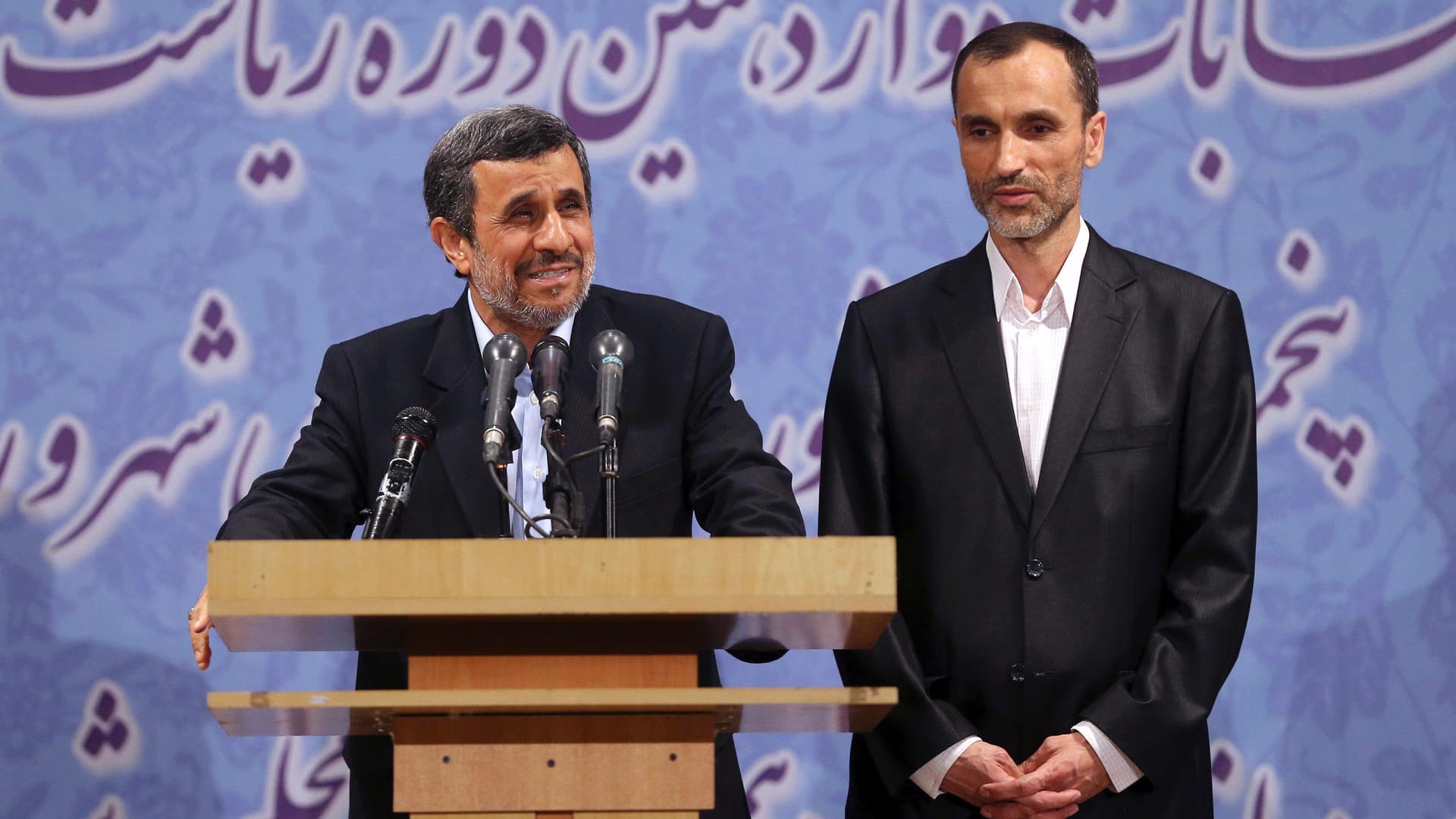Der ehemalige iranische Präsident Mahmud Ahmadinedschad (links) und sein langjähriger Stellvertreter Hamid Baghaei geben ihre Bewerbung für das Präsidentschaftsamt bekannt. Der ehemalige iranische Präsident Mahmud Ahmadinedschad (links) und sein langjähriger Stellvertreter Hamid Baghaei geben ihre Bewerbung für das Präsidentschaftsamt bekannt.