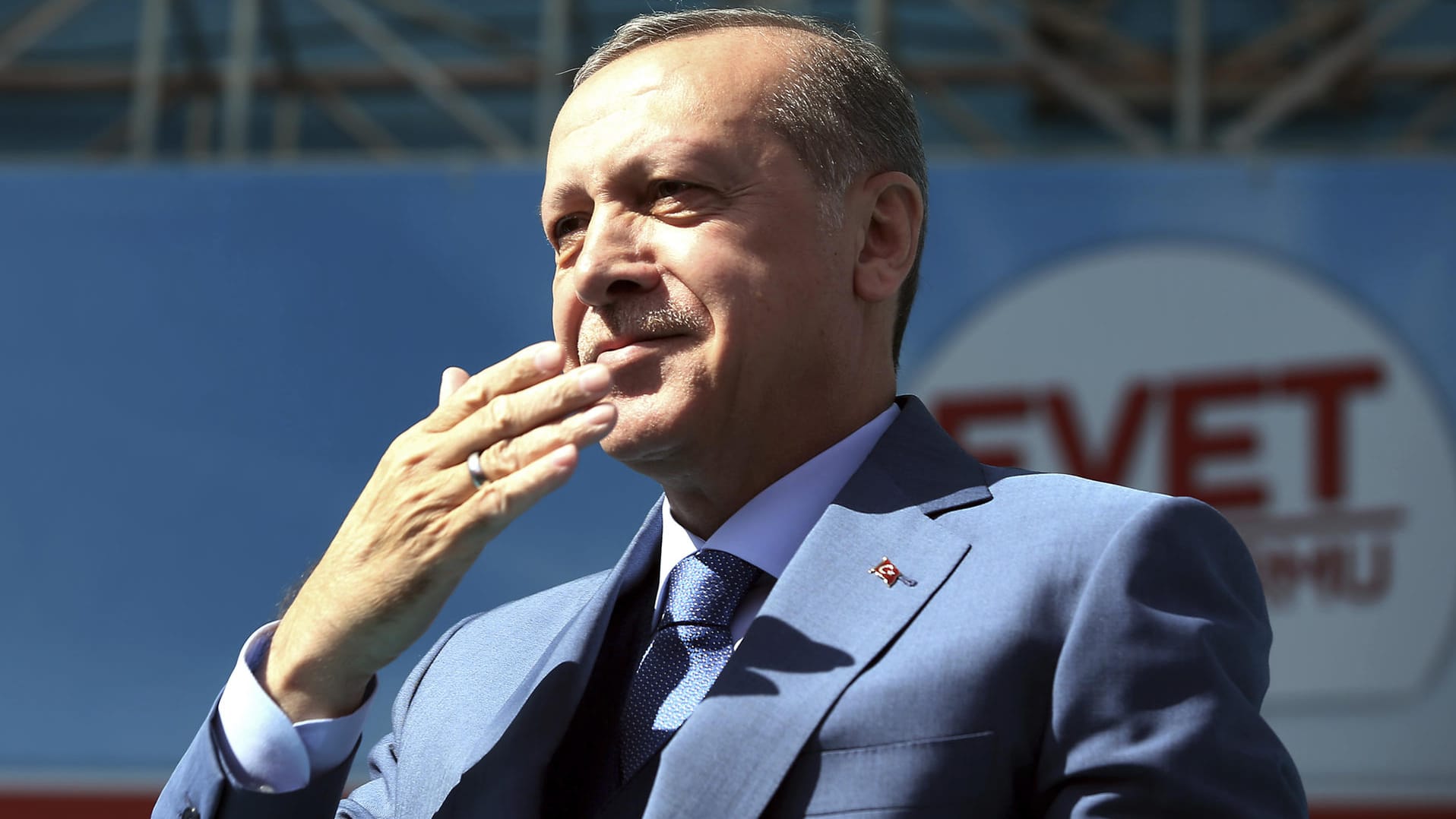 Der türkische Staatspräsident Recep Tayyip Erdogan bringt die deutsche Politik wieder mit dem Nationalsozialismus in Verbindung. Der türkische Staatspräsident Recep Tayyip Erdogan bringt die deutsche Politik wieder mit dem Nationalsozialismus in Verbindung.
