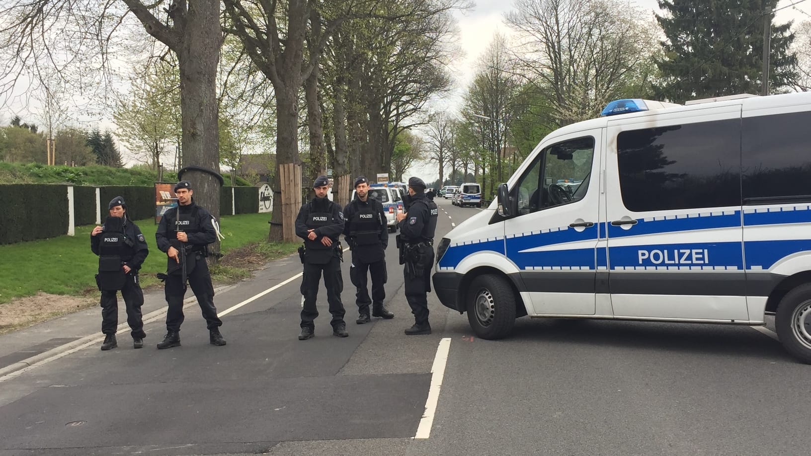 Die Wittbräucker Straße, wo sich der Anschlag ereignete, ist immer noch abgesperrt.