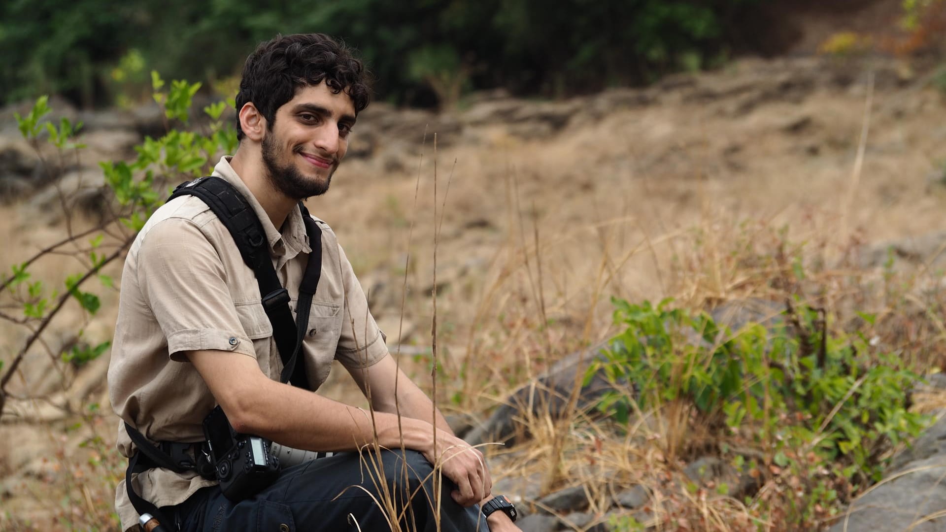 Der Ameisenexperte Erik Frank sitzt im afrikanischen Nationalpark Comoé (Elfenbeinküste) neben einem Ameisennest.