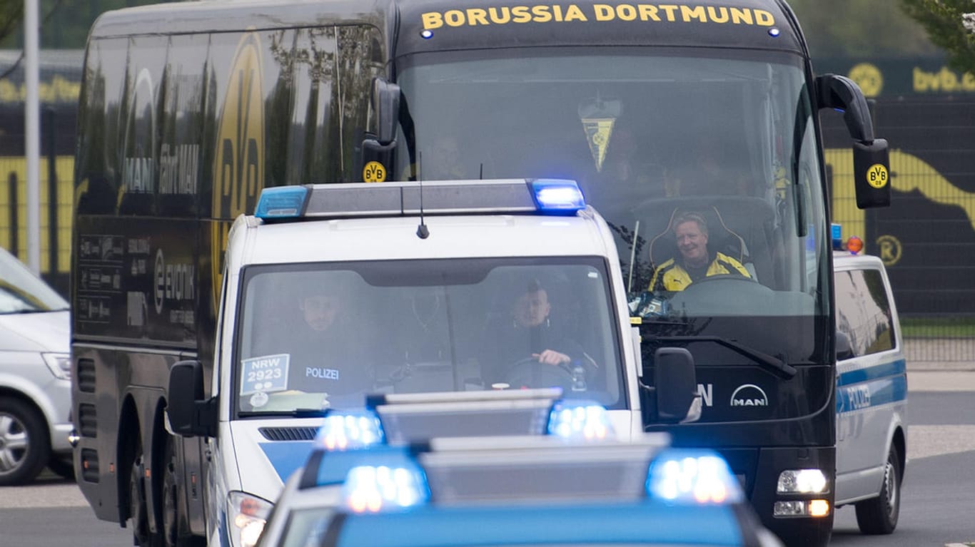 Der BVB-Teambus erreicht das Stadion in Dortmund.