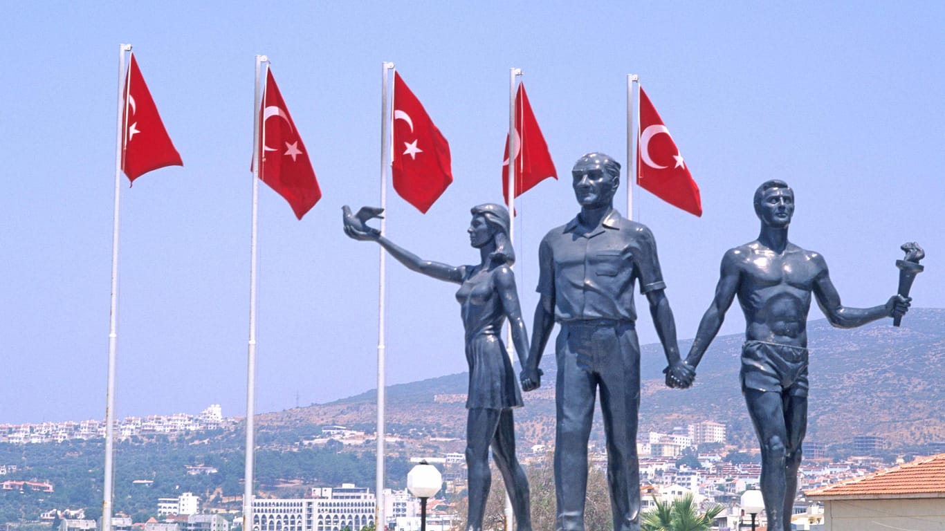 Flaggen und Skulptur in Kusadasi in der Türkei