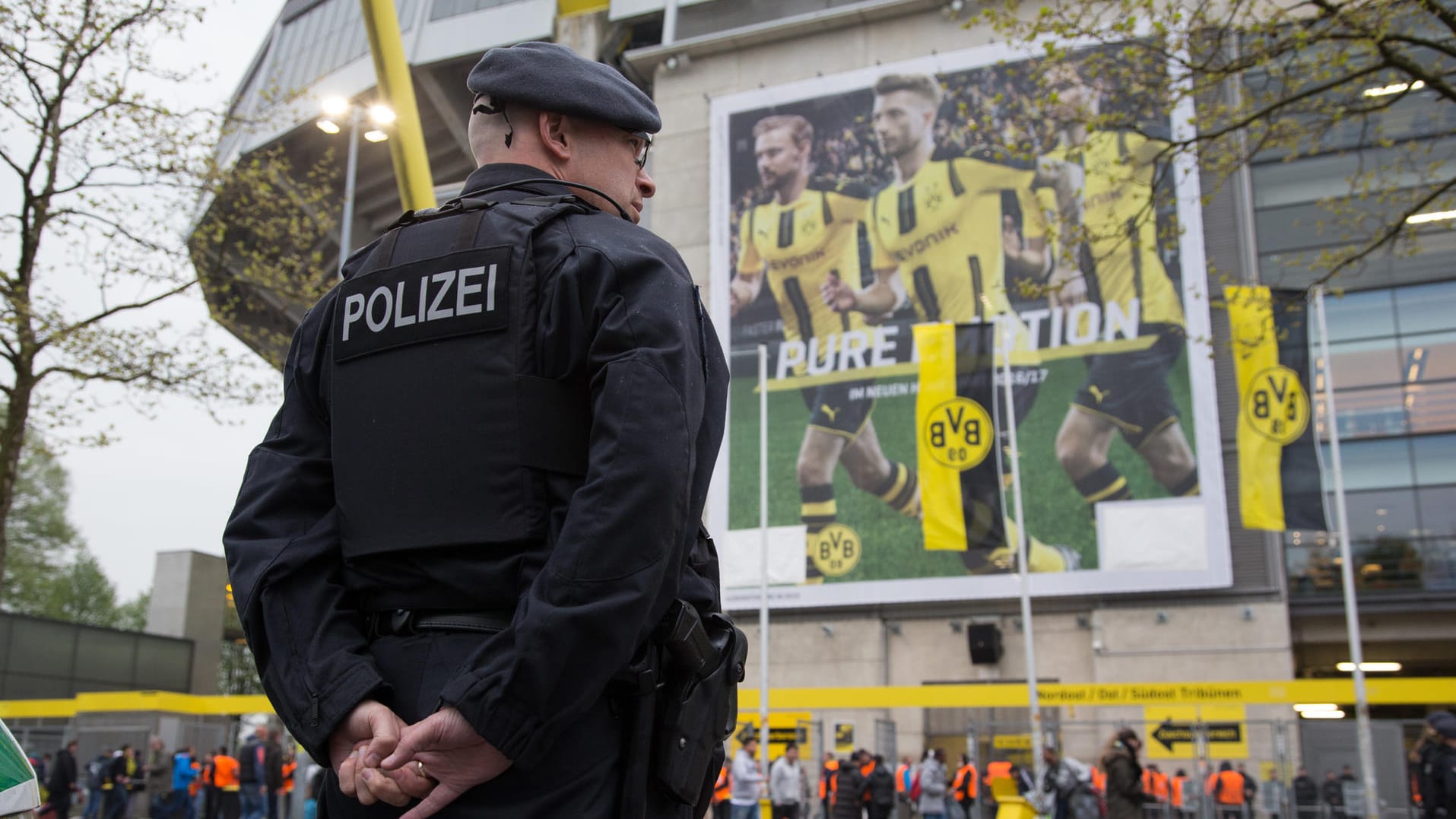 Ein Polizist am Signal-Iduna-Park in Dortmund.