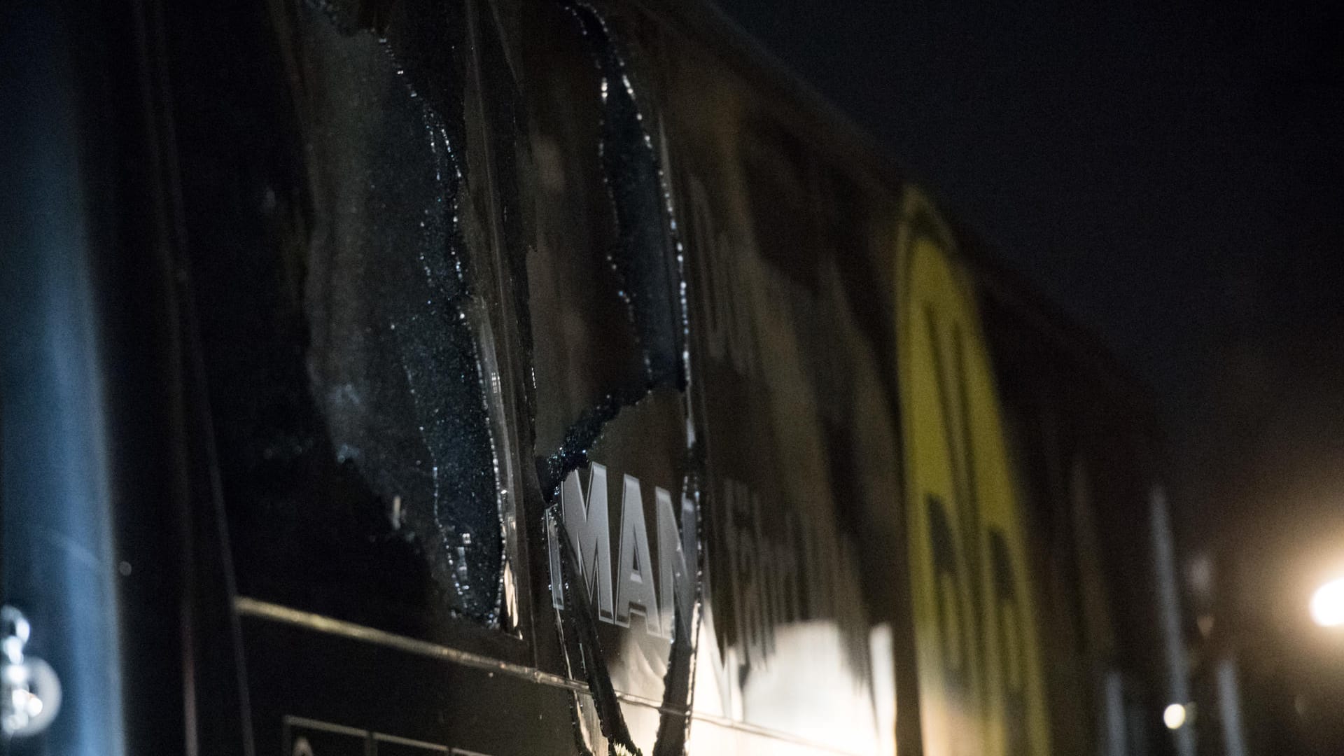 Die zerstörte Scheibe des Mannschaftsbusses von Borussia Dortmund. Die zerstörte Scheibe des Mannschaftsbusses von Borussia Dortmund.