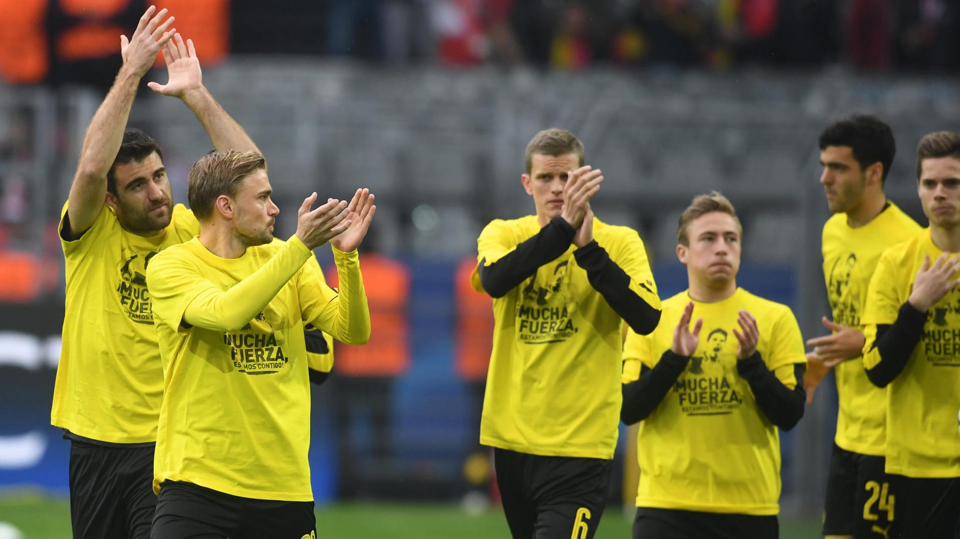 Bewegend: Die BVB-Spieler tragen T-Shirts für den beim Anschlag verletzten Marc Bartra.