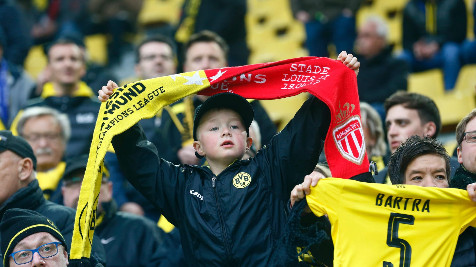 In den Farben getrennt, in der Sache vereint: Die Fans im Westfalenstadion zeigten eine geschlossene Reaktion auf den Anschlag.