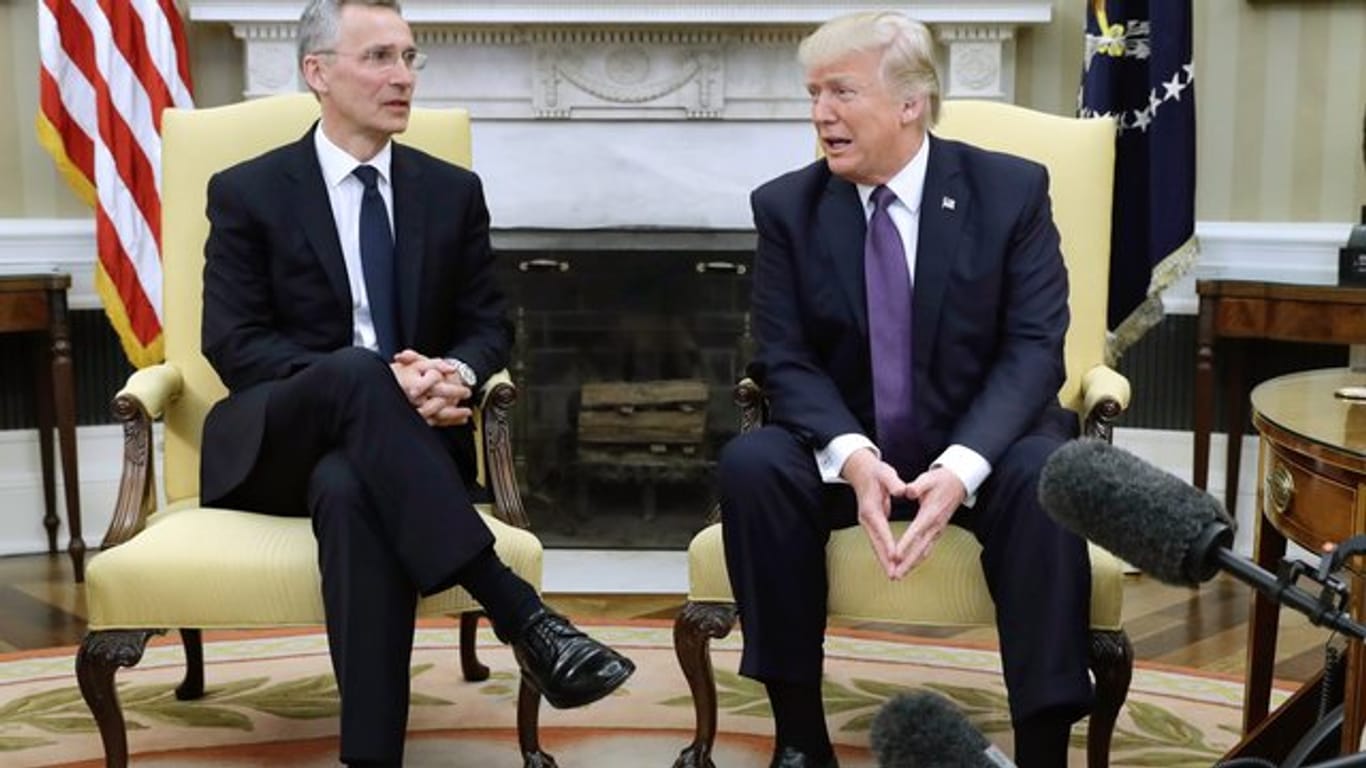 US-Präsident Donald Trump (r) und Nato-Generalsekretär Jens Stoltenberg überraschend gelöst in Washington.