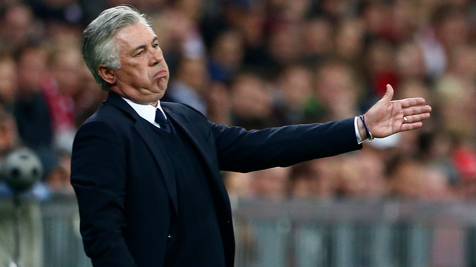 Enttäuscht: Bayern-Trainer Carlo Ancelotti bei der 1:2-Niederlage gegen Real Madrid. Enttäuscht: Bayern-Trainer Carlo Ancelotti bei der 1:2-Niederlage gegen Real Madrid.