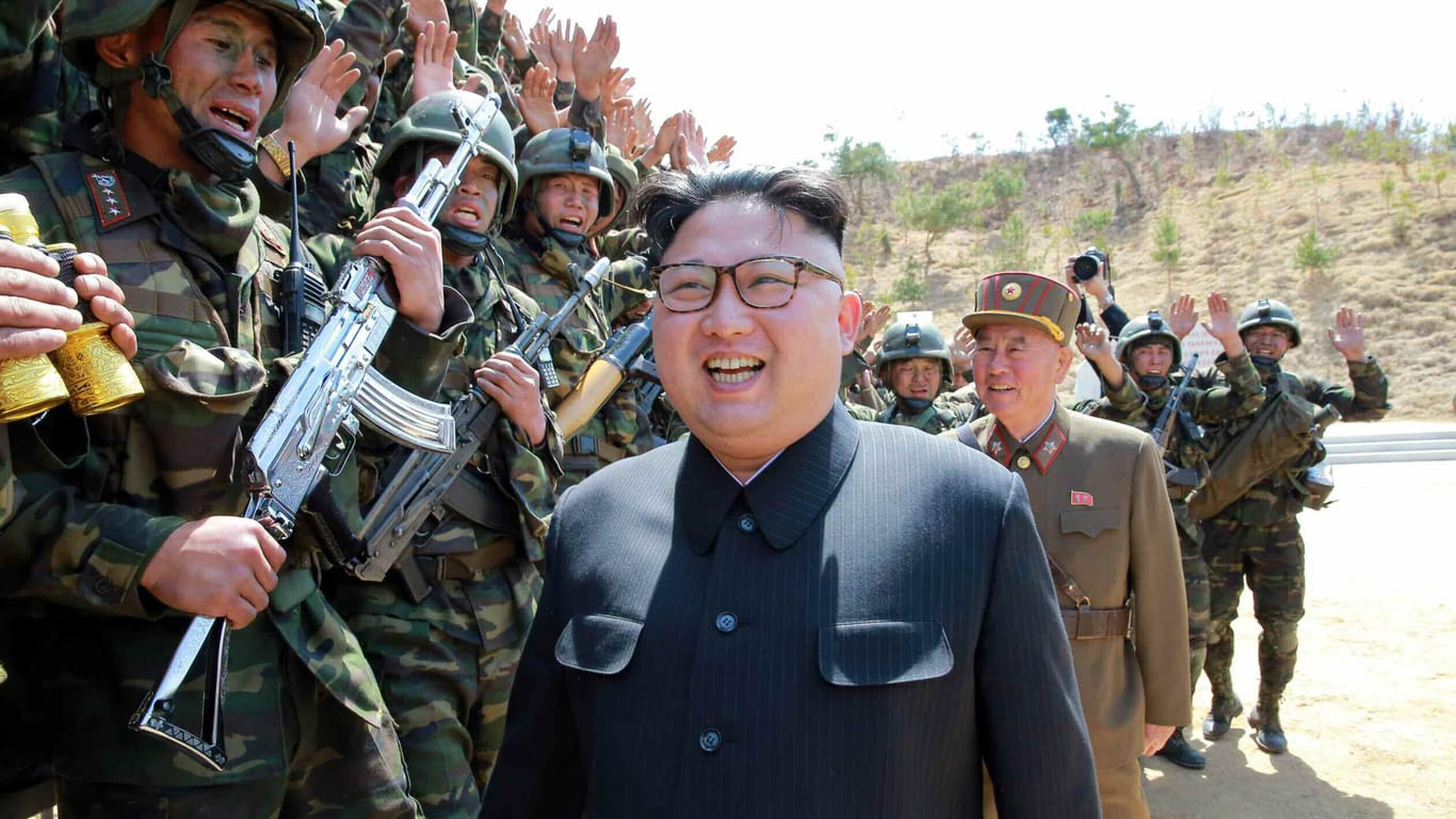Er bereitet den Großmächten dieser Welt Kopfzerbrechen: Der nordkoreanische Staatschef Kim Jong besucht im April 2017 einen militärischen Wettbewerb.