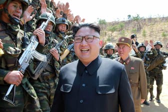 Er bereitet den Großmächten dieser Welt Kopfzerbrechen: Der nordkoreanische Staatschef Kim Jong besucht im April 2017 einen militärischen Wettbewerb.